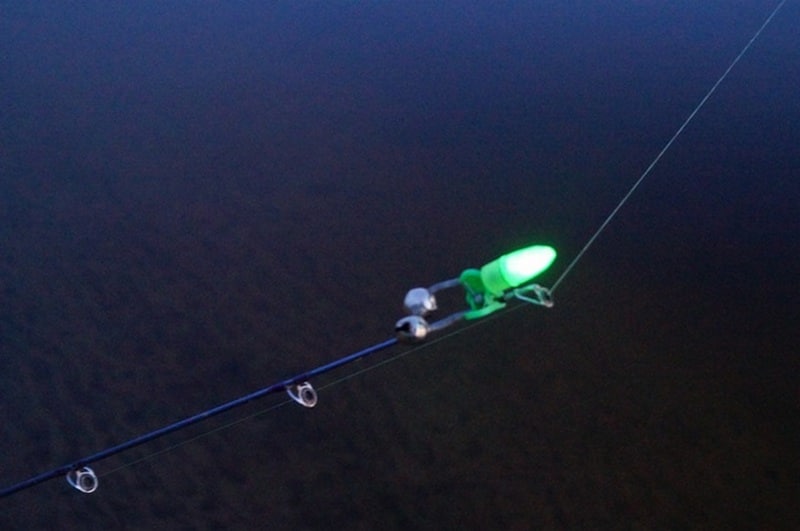 Как выбрать светлячки для ночной рыбалки - покупные и самодельные