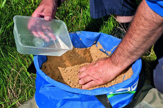 Лучшая прикормка для плотвы: самодельные рецепты и покупные смеси