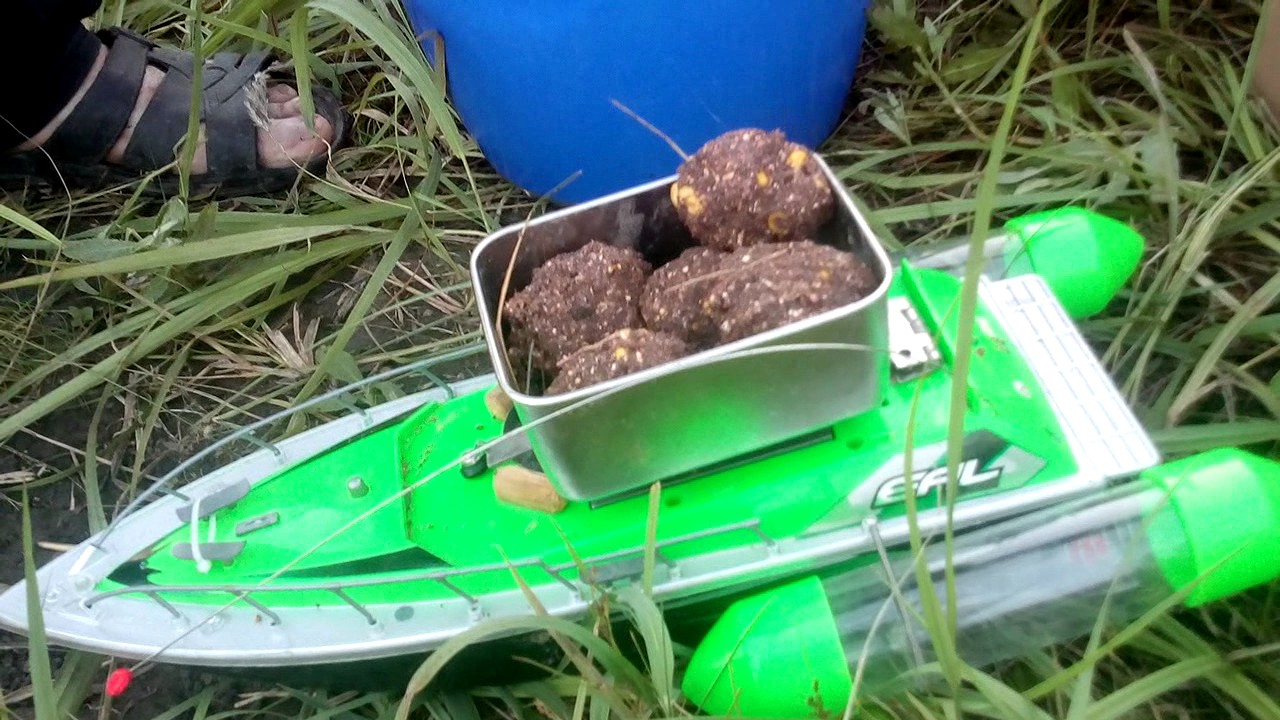 Как выбрать прикормочный кораблик для рыбалки и сделать своими руками