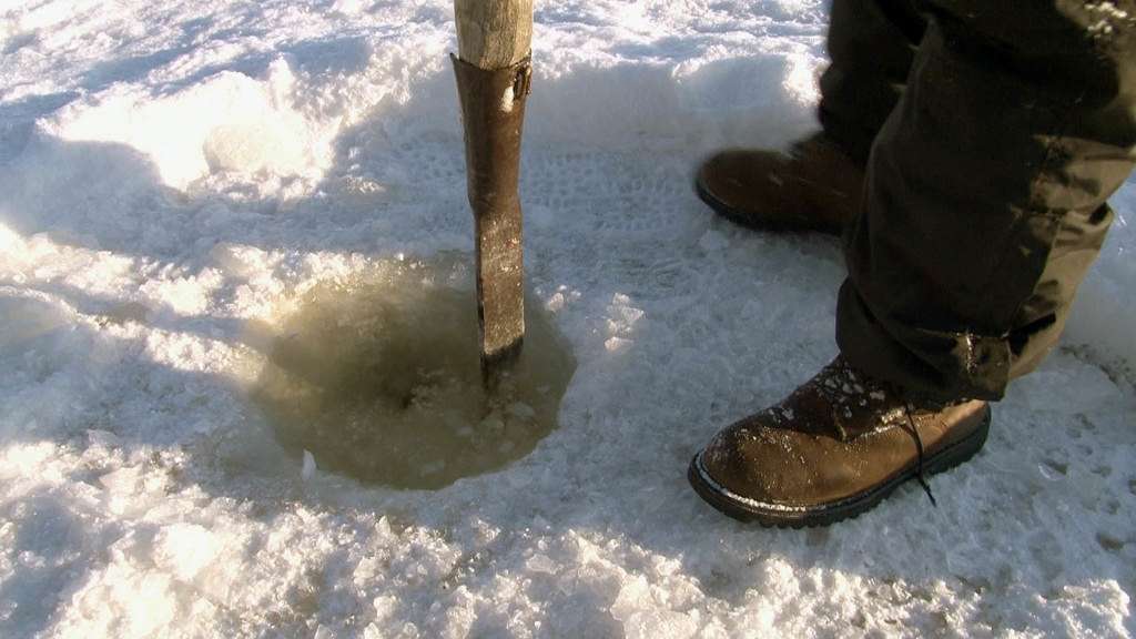 Как выбрать пешню для зимней рыбалки и как сделать своими руками
