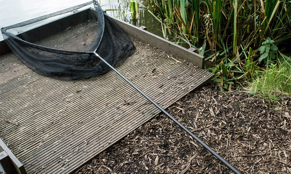 Карповый мат и другая экипировка для безопасности карпа