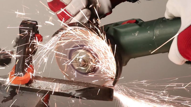 Как выбрать пешню для зимней рыбалки и как сделать своими руками