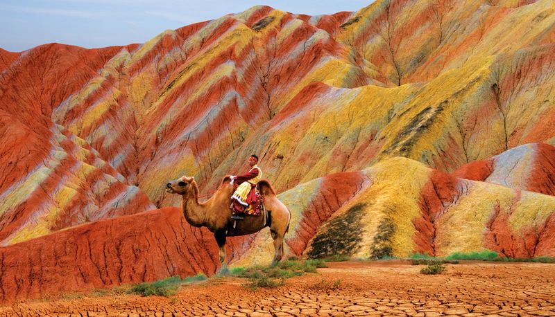 Горные в национальном геологическом парке Чжанъе Данься.