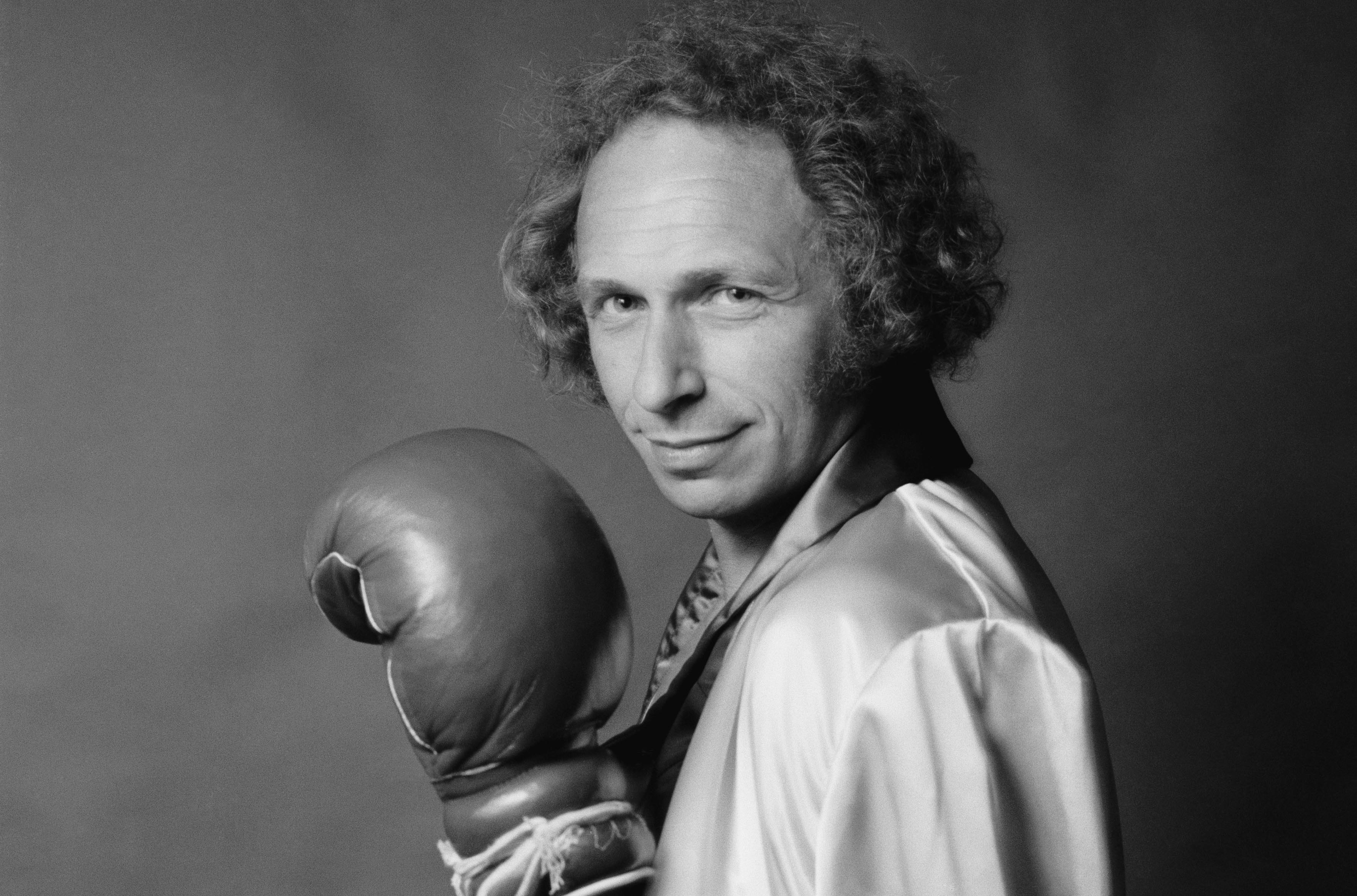 Статусы для женщин в самых жизненных картинках