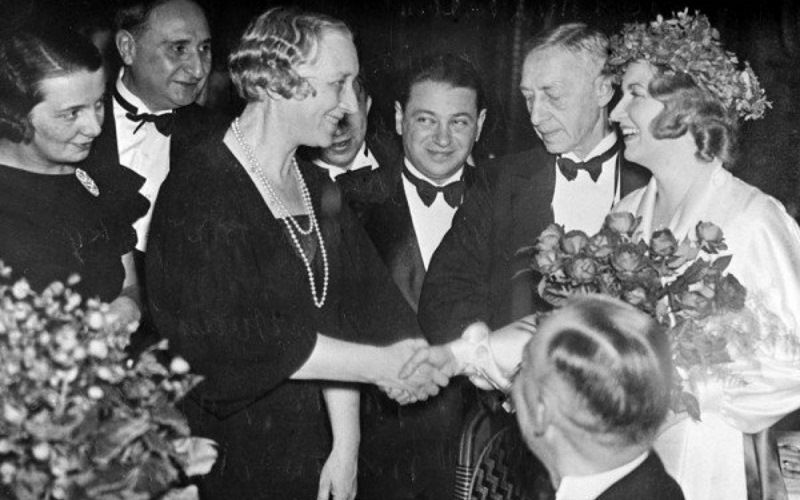 И.Бунин получает Нобелевскую премию