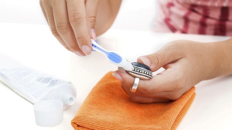 Как почистить серебряные изделия зубной пастой