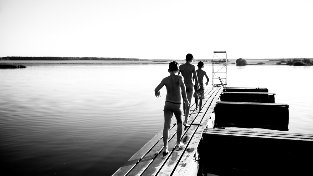 дети купаются на реке