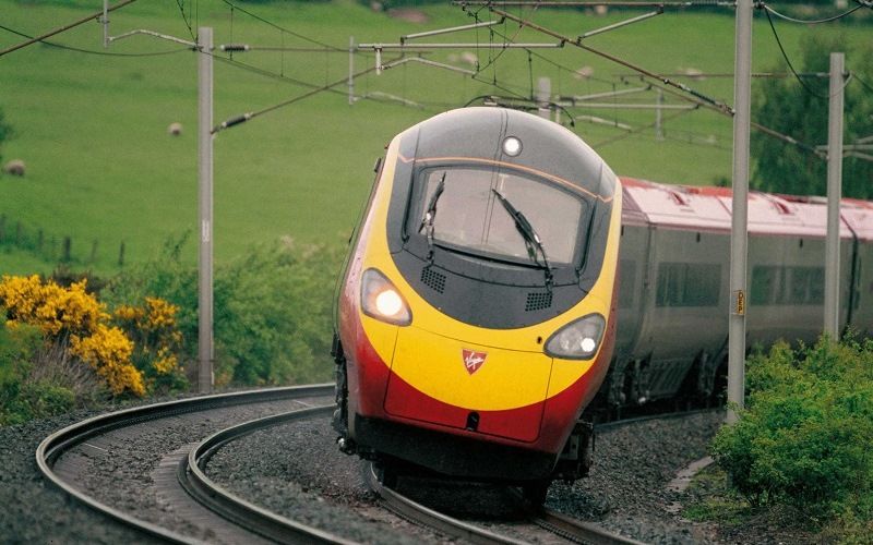 Поезд с наклоняющимися при поворотах вагонами