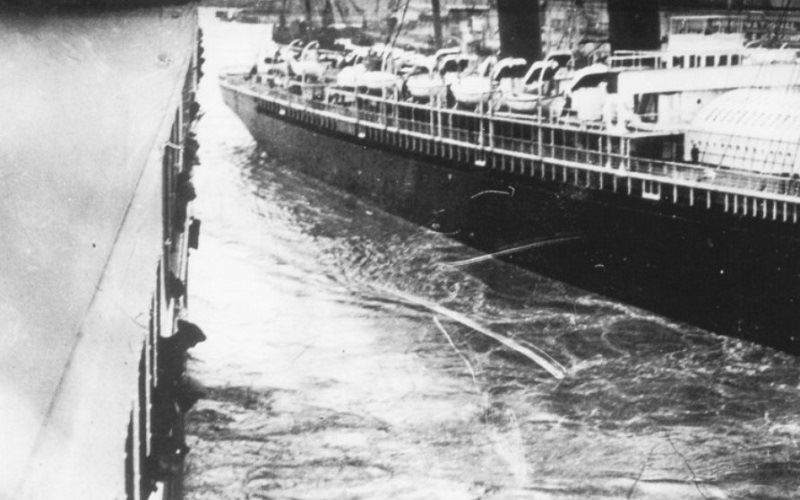 Столкновение поезда с кораблем