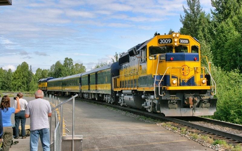 Пассажирский поезд на Аляске