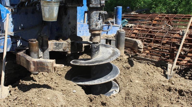 Бурение скважин при заливке фундамента