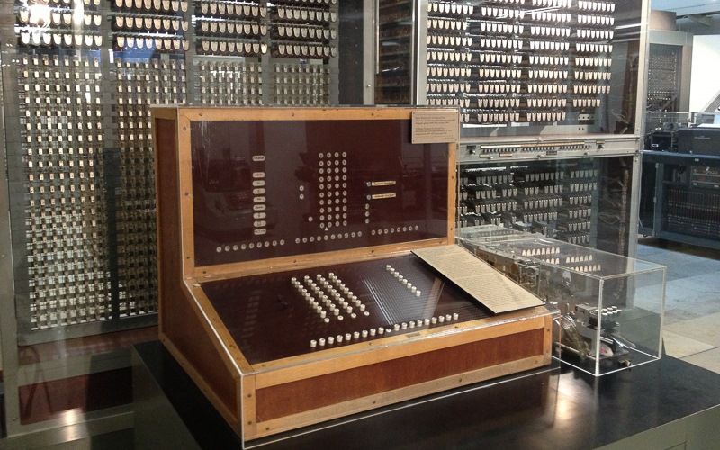 Первый программируемый компьютер 1943 год