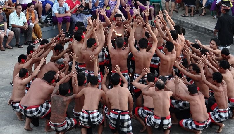 Танец мужчин – кечак