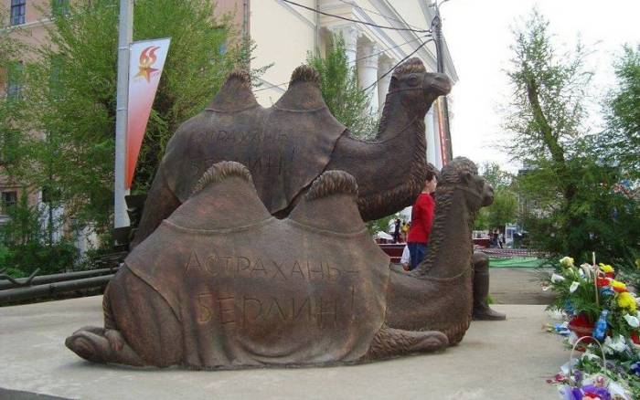 Памятник Маше и Мише в Астрахани