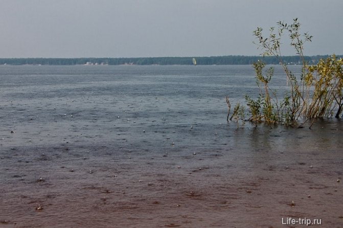 Ливень на озере Волго.