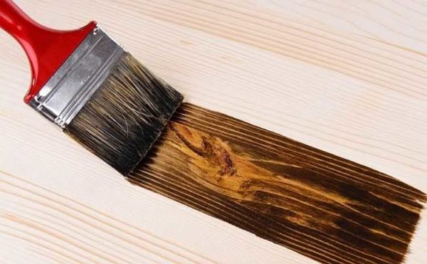 Нанесение лака кистью - самый непопулярный способ