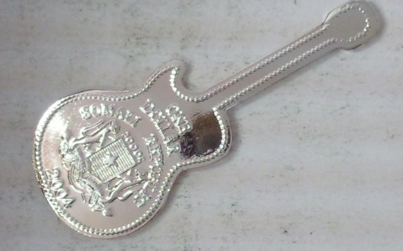 Коллекционная монета-гитара Сомали