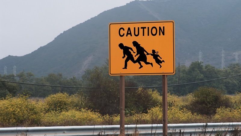 "Осторожно, мигранты!" - дорожный знак на мексиканской границе