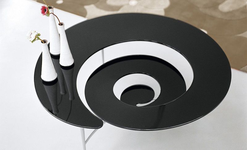 Стол в виде стеклянной спирали