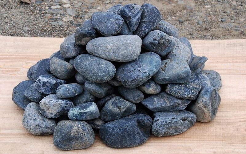 Полые плинтусы с галькой