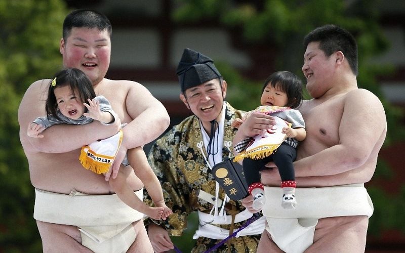 праздник Наки сумо