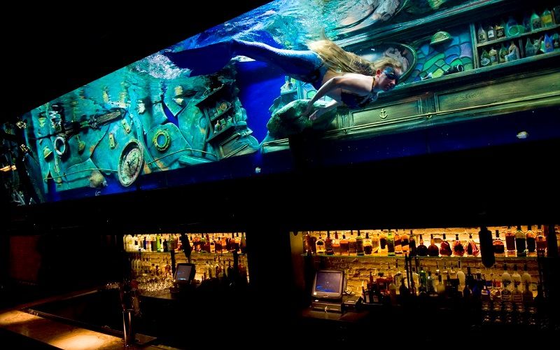 Ночной клуб с русалками в Сакраменто (США)