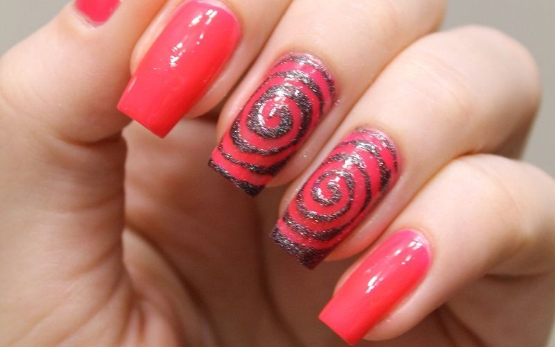 Закрученные спирали в маникюре