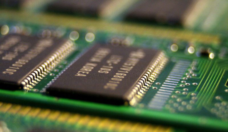 ReRAM (Resistive Random Access Memory)