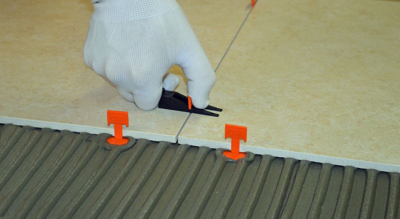 Как выравнять плитку