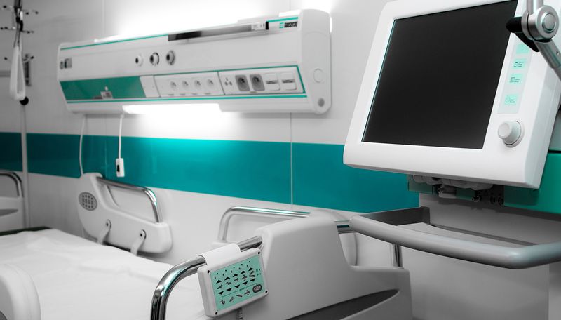 Современные медицинские кровати и прикроватные мониторы