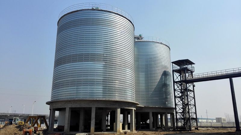 Современные бункеры для хранения силоса