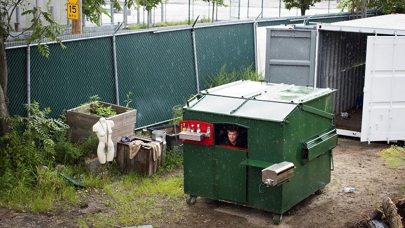 Дом в мусорном баке