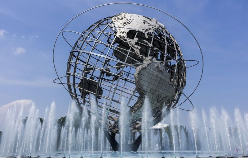 Парящий над водой глобус в США