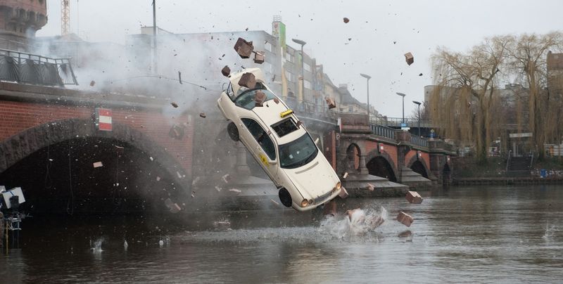 Автомобиль с моста