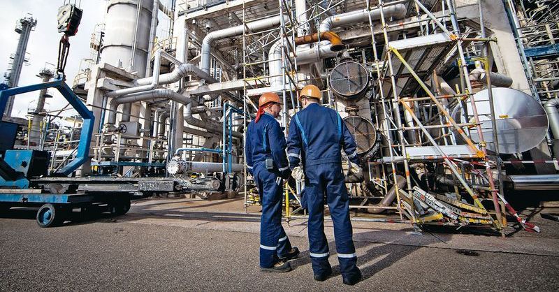 Специалист по переработке нефти и газа