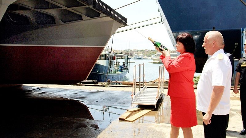 Шампанское о бор корабля при спуске на воду