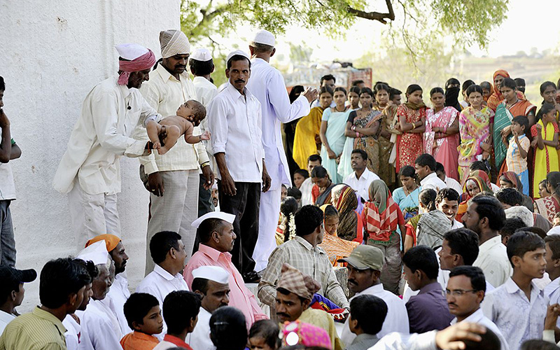 Метание детей в Индии