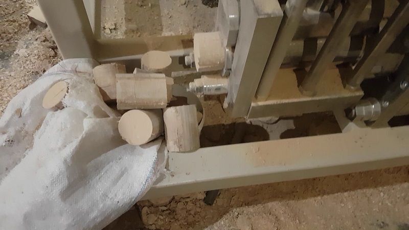 Процесс прессования опилок