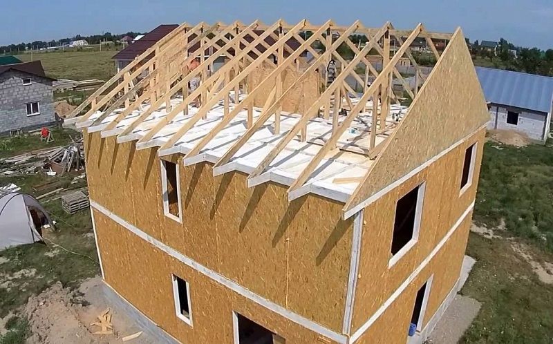 Сборка крыши дома из СИП панелей