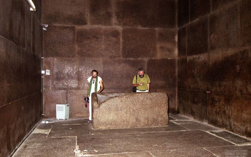 Гранитные плиты в комнате царя