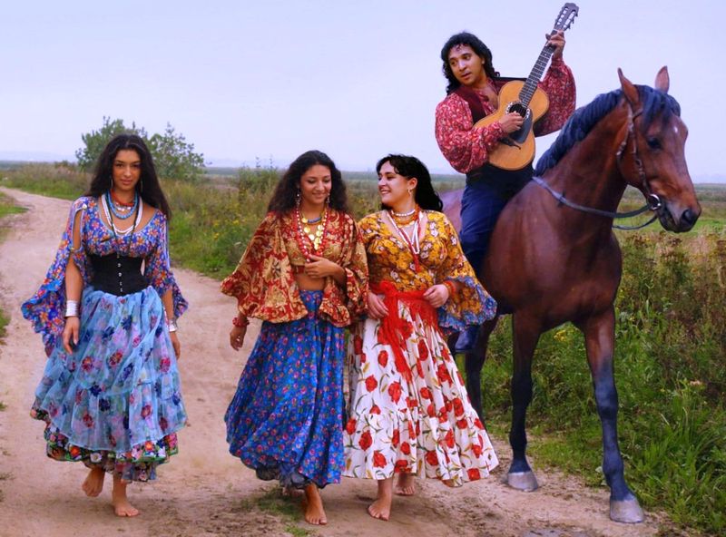 Молодые люди