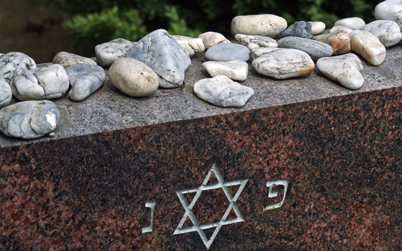 Камни на еврейской могиле