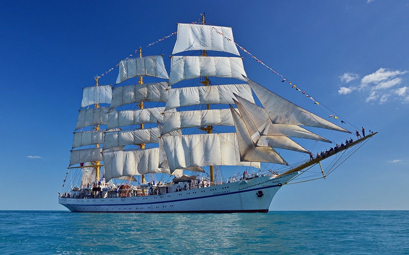 Парусник в море