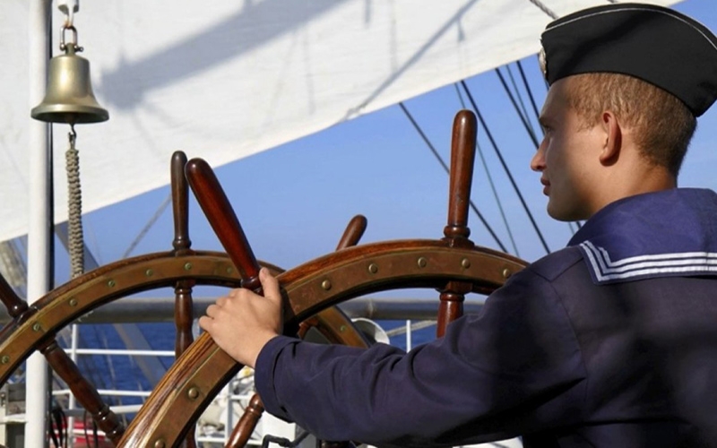 Моряк у штурвала