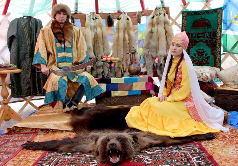 Сибирские татары в национальной одежде