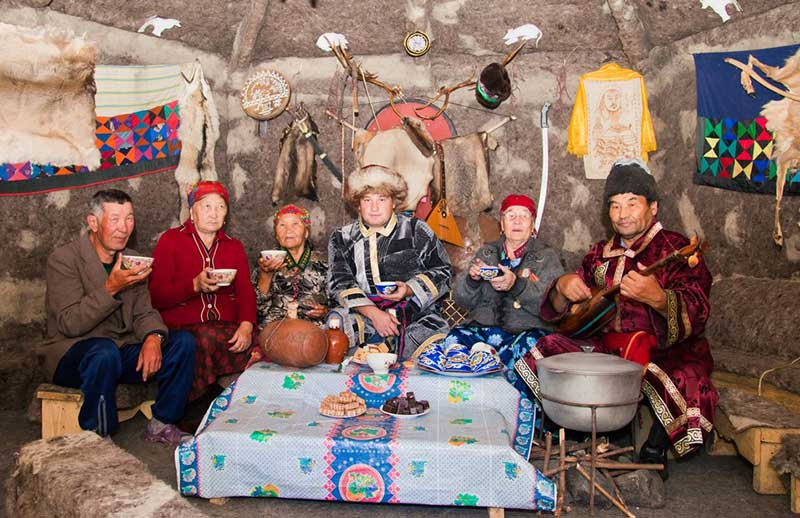 Телеуты в национальной одежде