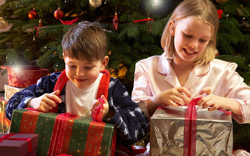 Рождественские подарки детям