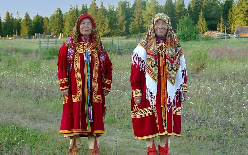 Ханты и манси в национальных костюмах