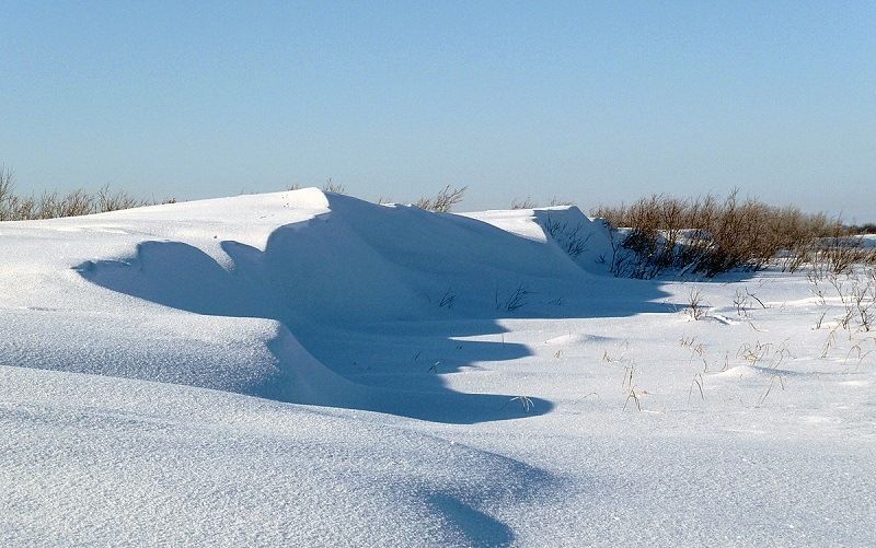 Снежные барханы в тундре