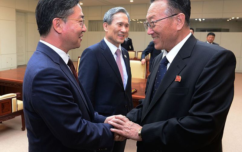 Рукопожатие в Корее